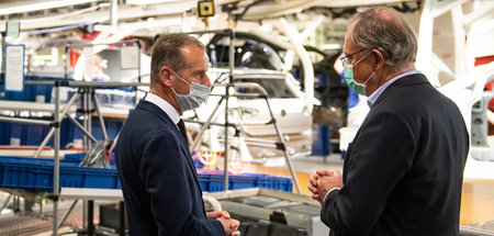 Herbert Diess (l.), VW-Vorsitzender bis 1. Juli, und Stephan Wei...