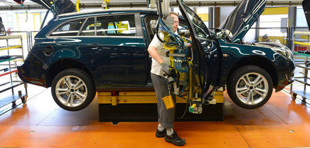 »Hände weg von meiner Betriebsrente.« Ein Opel-Arbeiter montiert...
