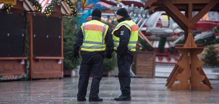 Ein Jahr nach dem Anschlag: Polizisten sichern den menschenleere...
