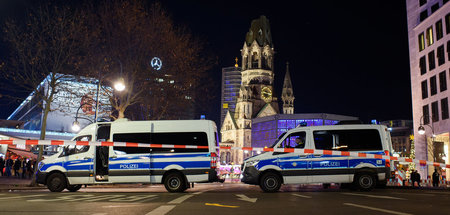 Der von der Polizei abgesperrte Weihnachtsmarkt an der Berliner ...