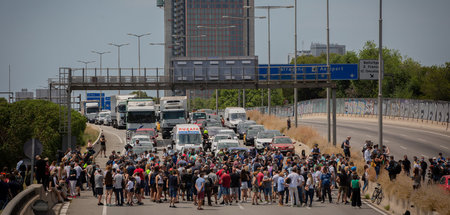 Arbeiter des Nissan-Werkes in Barcelona blockieren während eines... Arbeiter des Nissan-Werkes in Barcelona blockieren während eines...