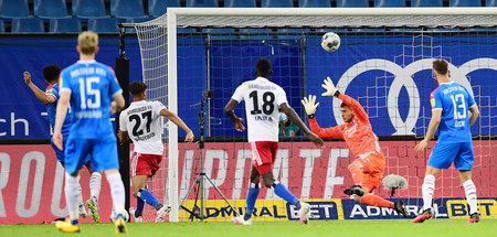 Vorgezeichnetes Schicksal: HSV-Keeper Julian Pollersbeck am Mont... Vorgezeichnetes Schicksal: HSV-Keeper Julian Pollersbeck am Mont...