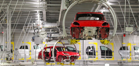 Die Arbeiter müssen sich an eine großteils automatisierte Indust... Die Arbeiter müssen sich an eine großteils automatisierte Indust...