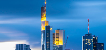 Commerzbank vor Dämmerung: Wegen Gewinneinbruchs setzt Großaktio... Commerzbank vor Dämmerung: Wegen Gewinneinbruchs setzt Großaktio...