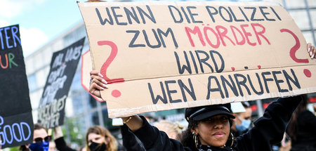Selbst wer brutale Übergriffe durch Polizeibeamte übersteht, wir... Selbst wer brutale Übergriffe durch Polizeibeamte übersteht, wir...