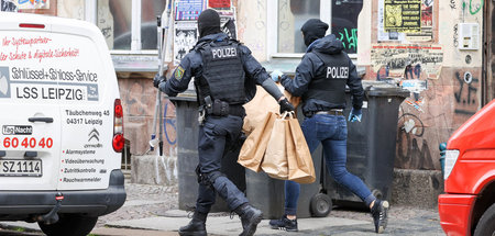 Polizeibeamte mit beschlagnahmtem Material am Mittwoch in Connew...