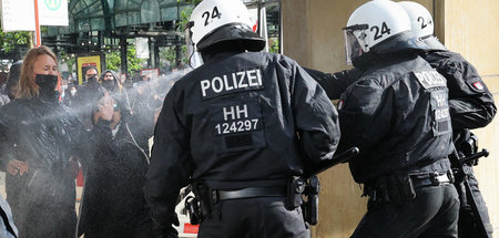 Großzügiger Reizmitteleinsatz: Hamburger Polizisten am vergangen... Großzügiger Reizmitteleinsatz: Hamburger Polizisten am vergangen...
