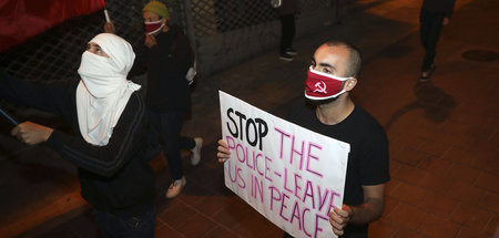 »Stoppt die Polizei, lasst uns in Frieden«: Demonstranten nach d...