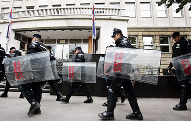 Serbische Sonderpolizei bewacht Karadzic in Belgrad bis zu seine...