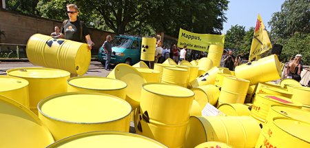 Protestaktion der »Ausgestrahlt«-Initiative: Jedes der 126 Fässe...