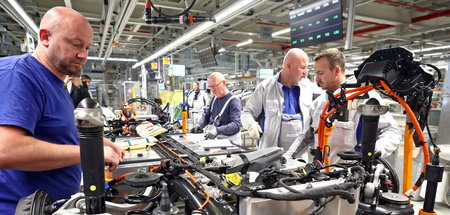 Die Beschäftigten der Automobilindustrie drohen in der Krise unt... Die Beschäftigten der Automobilindustrie drohen in der Krise unt...