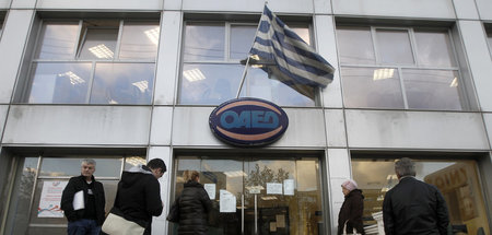 Seit Jahren unveränderte Hoffnungslosigkeit. Schlange erwerbslos...