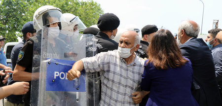HDP-Aktivisten wurden beim Marsch in Istanbul-Silivri von der Po...