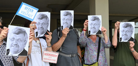 Porträts des ermordeten Walter Lübcke bei Demonstration gegen ei...