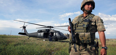 Ein türkischer Soldat neben einem Militärhelikopter in der Nähe ...