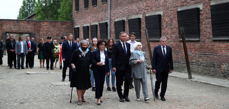 Polens Präsident Andrzej Duda (M.) am Sonntag mit einer Delegati...