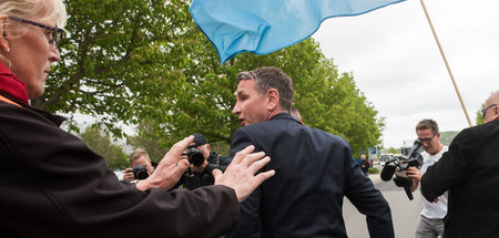 Protestierende Opel-Beschäftigte und Gewerkschafter wehren sich ...