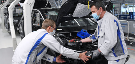 Doppelte Belastung: Arbeiter in der Autoindustrie haben Zukunfts...