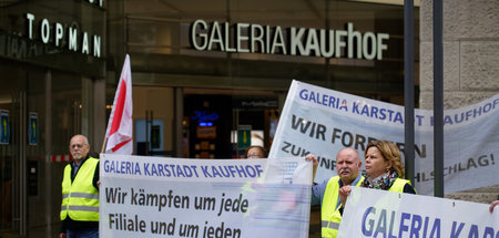 Teilnehmer einer Kundgebung gegen die drohende Massenentlassung ...