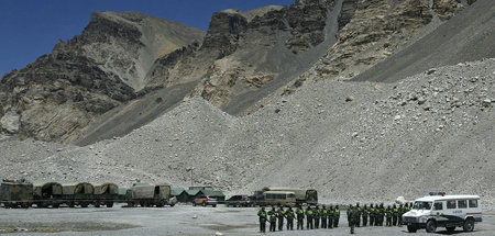Chinesische Grenzpatrouille am Fuß des Mount Everest im Himalaja...