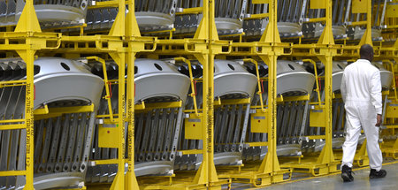 Autokonzerne bleiben auf ihren Teilen sitzen (VW-Werk in Emden, ...