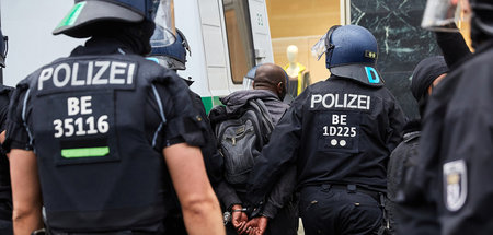 Eine von zahlreichen Festnahmen: Polizeieinsatz bei antirassisti...