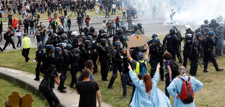 Die französischen Einsatzkräfte gingen am Invalidendom in Paris ...