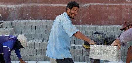 Ein Syrer nimmt im Vertriebenencamp von Atma an einem Wiederaufb...