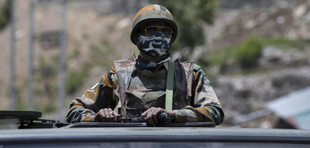 Ein indischer Soldat im Grenzgebiet zu China im Himalaja am 17.6...