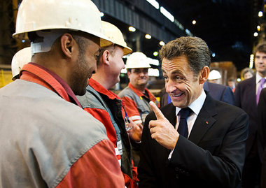 Frankreichs Präsident Nicolas Sarkozy holt die Arbeiter aus der ...