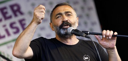 Gegen die Diktatur: Turgut Öker bei einer Wahlkampfveranstaltung... Gegen die Diktatur: Turgut Öker bei einer Wahlkampfveranstaltung...