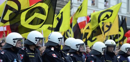 Seit' an Seit': Polizisten in Wien schützen eine Versammlung der... Seit' an Seit': Polizisten in Wien schützen eine Versammlung der...