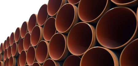 Rohre für die Pipeline lagern im Hafen Mukran auf Rügen Rohre für die Pipeline lagern im Hafen Mukran auf Rügen