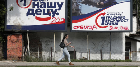 »Aleksandar Vucic, für unsere Kinder« steht auf den Plakatwänden...