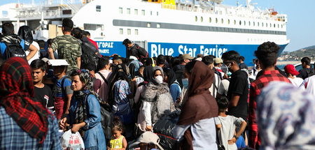 Auf Lesbos gestrandete Geflüchtete werden per Fähre auf das grie...
