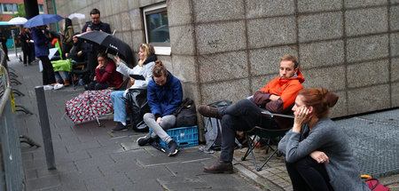 Ein Hoch auf die freie Presse: Journalisten am Dienstag vor dem ...