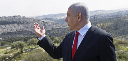Israels Premierminister Benjamin Netanjahu, im Hintergrund eine ...