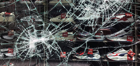 Gefragtes Schuhwerk: Zerstörtes Schaufenster in der Stuttgarter ...