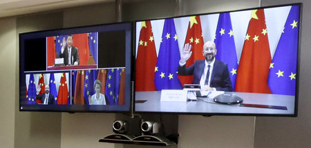 Winkzeichen auf dem Screen: EU-Ratspräsident Charles Michel auf ...