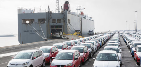 Fahrzeuge von Volkswagen kurz vor der Verschiffung im Hafen von ...