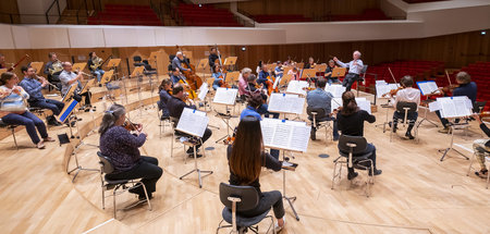 Marek Janowski probt mit den Musikern der Dresdner Philharmonie ...
