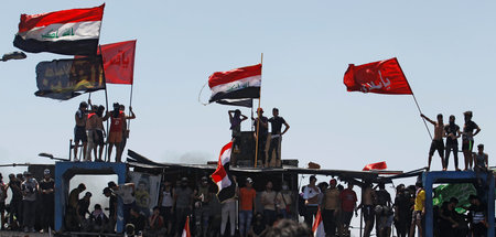 Irakische Demonstranten protestieren regelmäßig auf der Dschumhu...