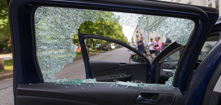 Eingeschlagene Scheiben eines an der Elbchaussee geparkten Autos...