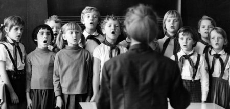Vergangene Lebenswelten – Pioniere und ihre Lehrerin singen ein ...