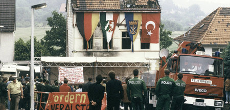 Trauerfeier vor dem ausgebrannten Haus der Familie Genc in Solin...