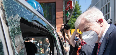 Große Bühne: Horst Seehofer begutachtet beschädigtes Staatseigen...