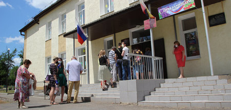 Abstimmung über Verfassungsänderung: Russische Staatsbürger wart...