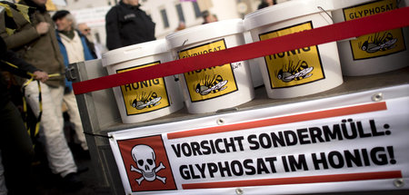 Vorsicht, Glyphosat: Protestaktion gegen Bayer-Pflanzengift auf ...