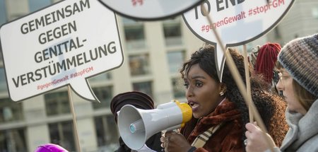 Kundgebung von Terre des Femmes am Internationalen Tag gegen wei...
