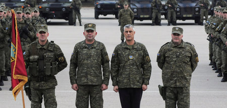 Kosovos Präsident Thaci (3. v. l.) muss sich vor dem Spezialgeri...